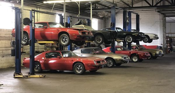 Найдена коллекция из 9 автомобилей Pontiac, которые простояли в сарае 20 лет