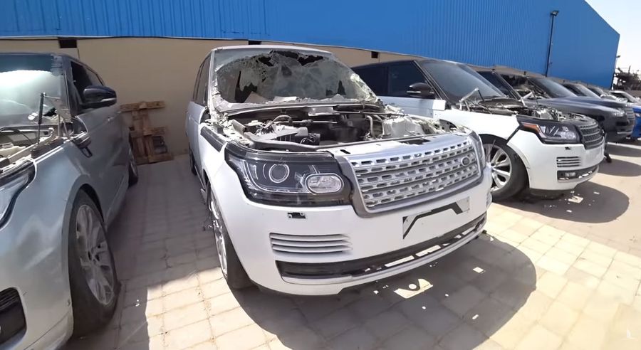Автосвалка с разбитыми Range Rover и «Геликами» в Дубае