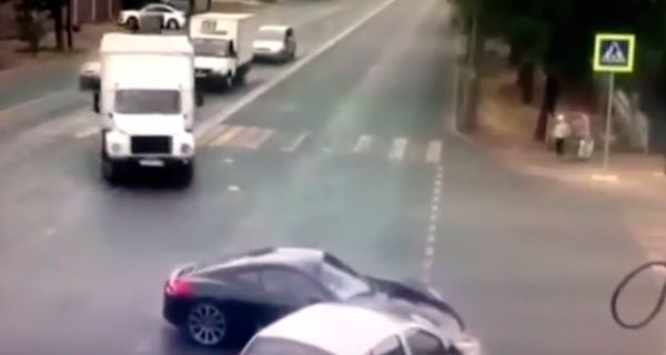 Русский водитель на Porsche Cayman совершает двойную аварию по непонятным причинам