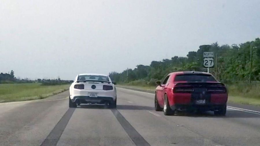 1000-сильному Мустанг явно не хватает сцепления с дорогой в гонке с Dodge Challenger SRT Hellcat