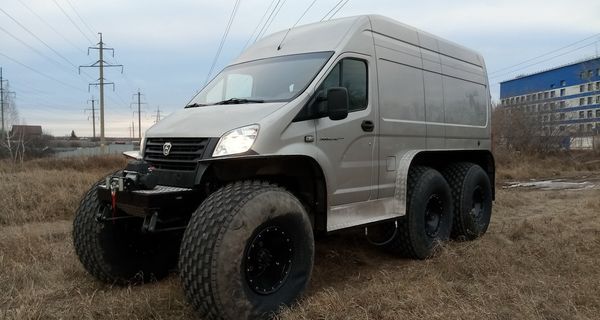 В Тюмени научились превращать фургоны ГАЗель Next в снегоболотоходы на огромных колесах