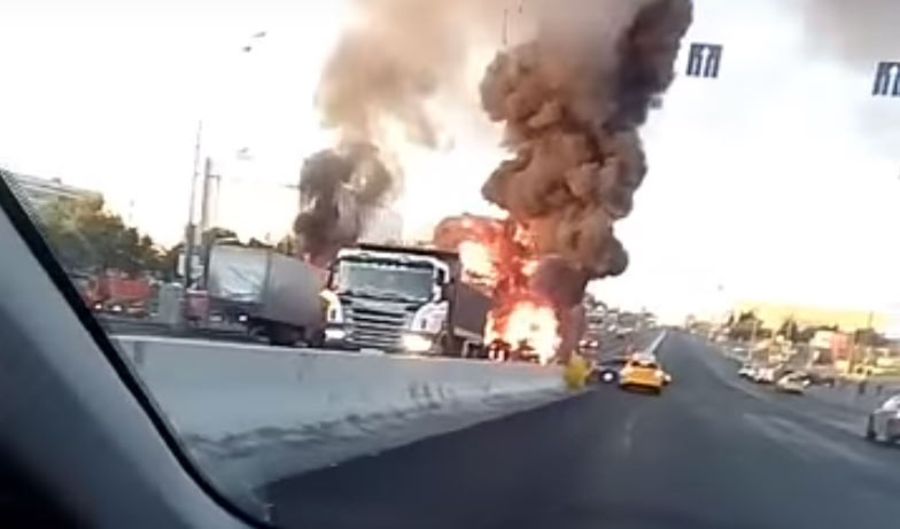 В Москве произошло крупное ДТП: сгорело несколько автомобилей