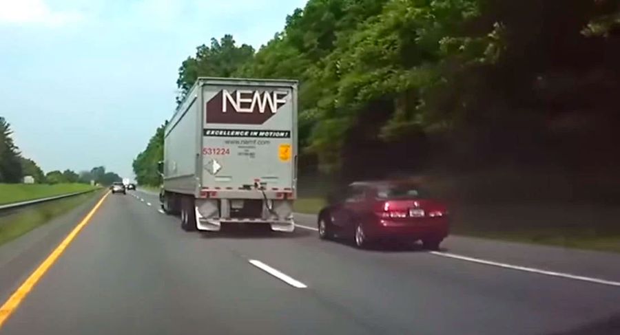 Невнимательный водитель легковушки выехал на шоссе прямо перед фурой