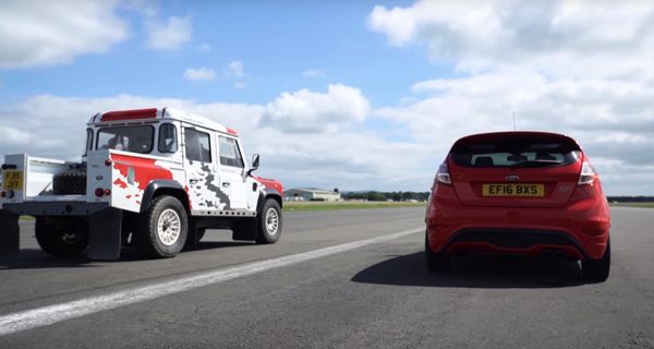 Заезд Land Rover Defender против Ford Fiesta ST создал интригу на старте