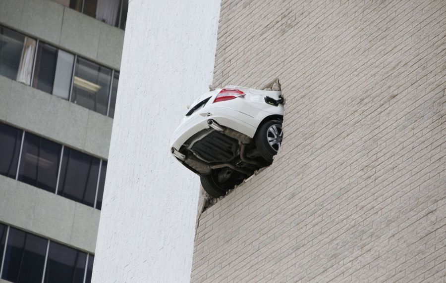 La un pas de dezastru: un Mercedes trece prin zidul unei parcări, la etajul șapte