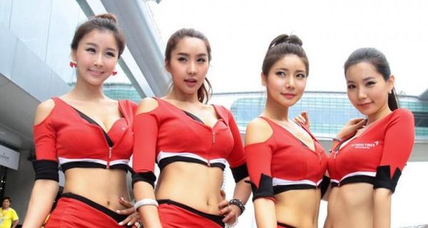 Девочки с китайского чемпионата по кольцевым гонкам