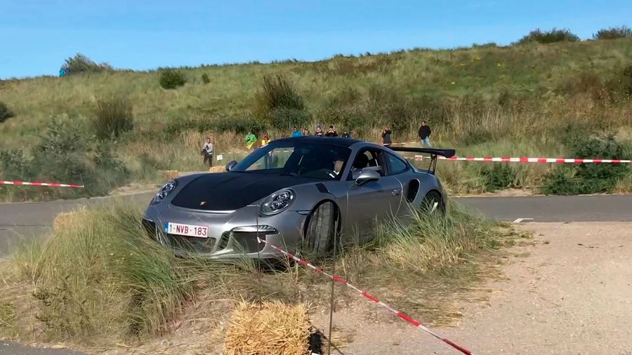 Водитель Porsche 911 GT3 RS ошибся при входе в поворот и оказался на полянке с травой
