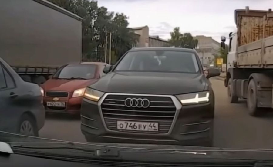 Видеоподборка зрелищных дорожных аварий с автомобилями Audi