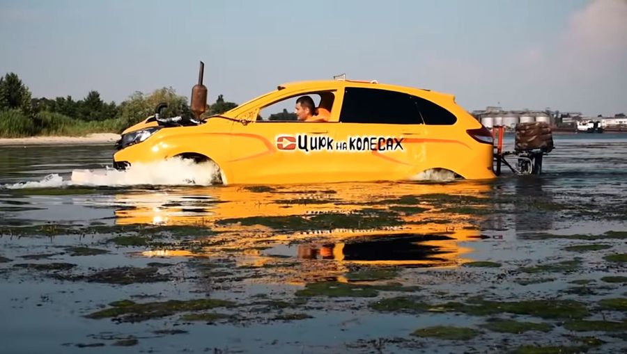 Видеоблогеры научили Lada XRay плавать (на это ушло 3 года!)