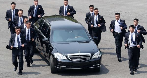 Ким Чен Ын приехал на саммит в сопровождении бегущих рядом телохранителей