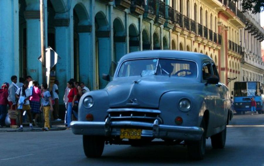 Nu la muzeu, ci în intersecții! Ce automobile frumoase circulă pe străzile din Havana