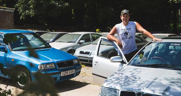 Красинец из Великобритании: парень собрал коллекцию из 70 старых автомобилей Skoda