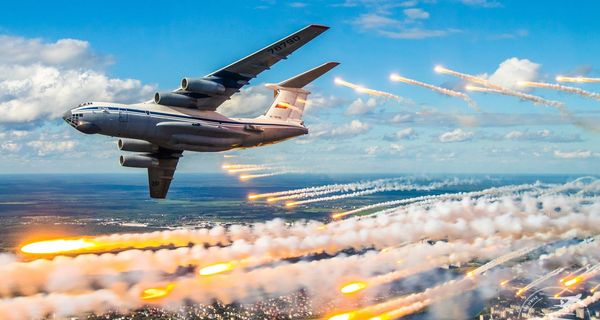 Посмотрите, как Ил-76МД сбрасывают тепловые ловушки во время празднования 90-летия ВДВ