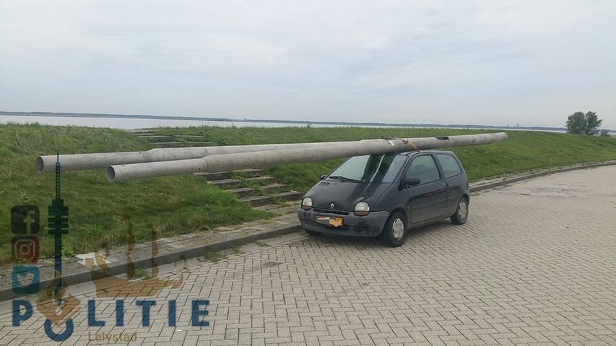 Водитель в Нидерландах на крыше Renault Twingo перевозил фонарные столбы.