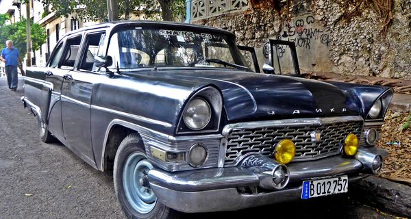 На Кубе есть ГАЗ-13 «Чайка», которая до сих пор возит важного министра