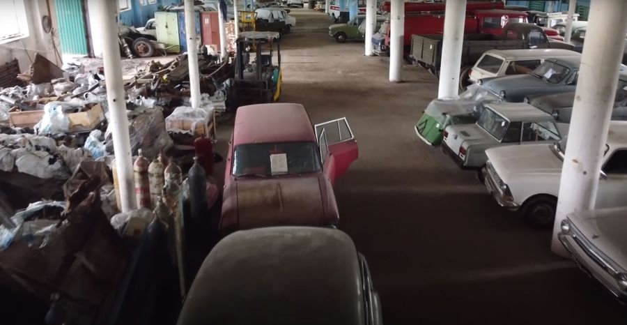 Посмотрите на заброшенную коллекцию из 150 советских автомобилей