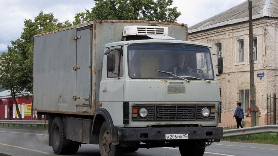 Это не МАЗ, а фургон БЗСА-4706 на шасси автобуса ПАЗ с кабиной от грузовика МАЗ