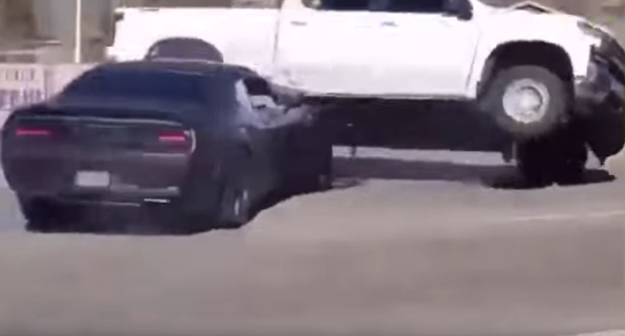 Водитель 700-сильного Dodge Challenger Hellcat в попытке выпендриться опрокинул Chevrolet Silverado