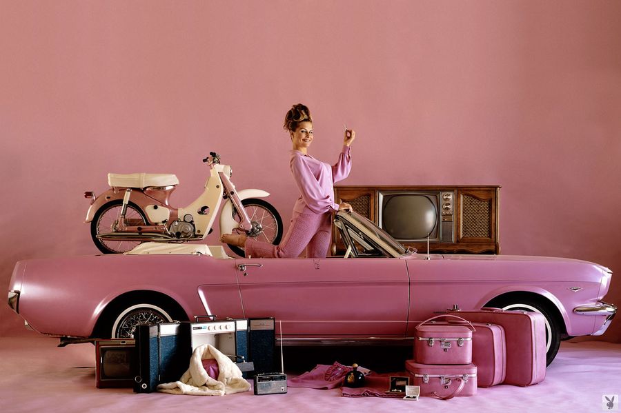 11 розовых автомобилей, которые Playboy дарил плеймейт года