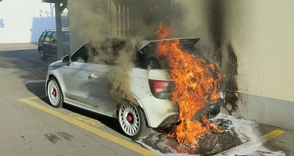 В Швейцарии прямо на парковке огнем был уничтожен эксклюзивный Audi A1 Quattro