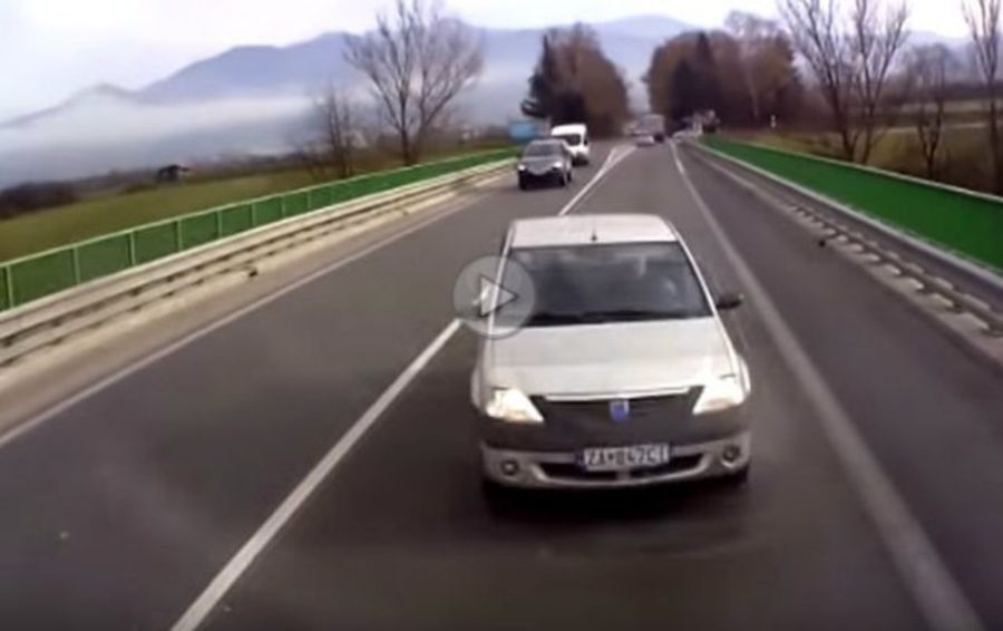 Șoferul unei Dacia Logan provoacă cel mai violent accident al anului