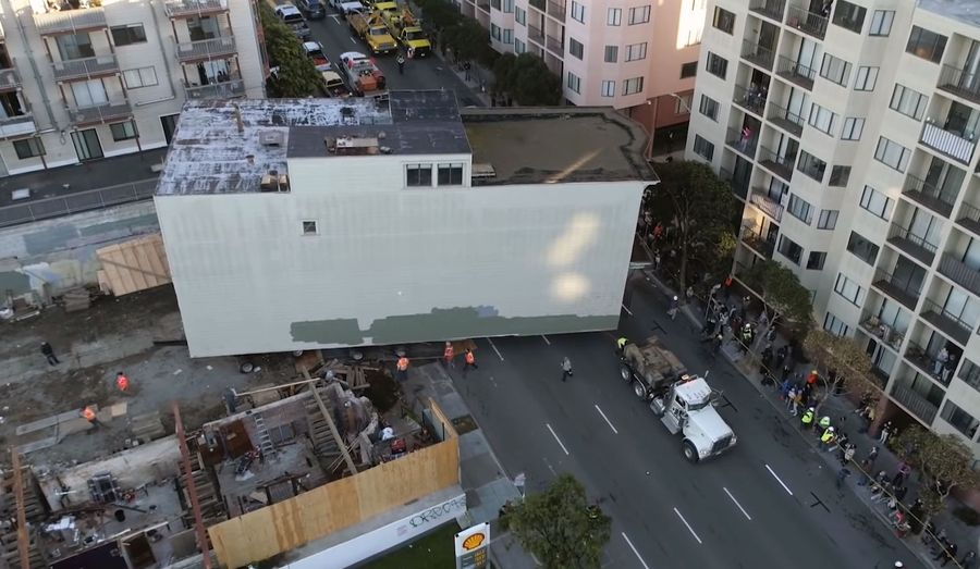 Посмотрите, как 140-летний дом перевозят по центральным улицам Сан-Франциско