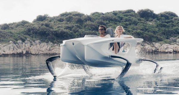 Электрическая лодка Quadrofoil на подводных крыльях с потрясающим дизайном