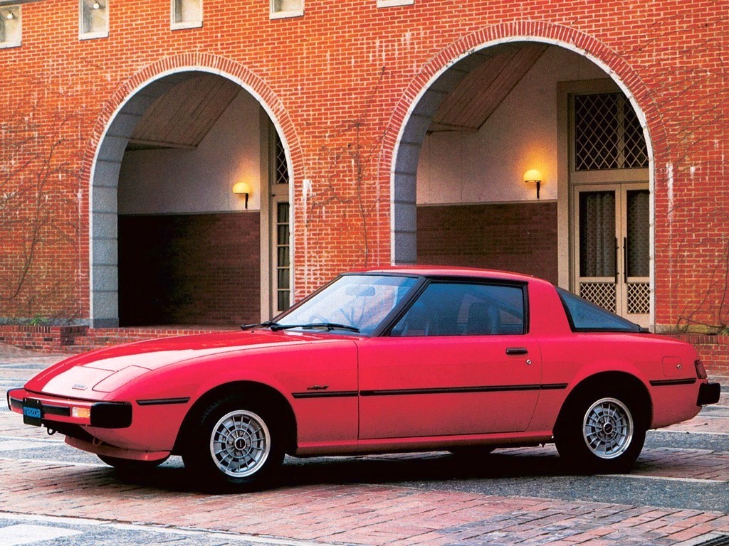 Первое поколение автомобилей. Mazda RX-7 1978. Mazda rx7 1 поколение. Мазда RX 7 1 поколение. Mazda rx3 1978.