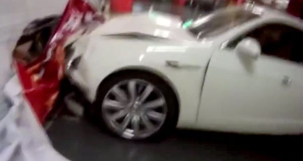 Китаянка угробила свой белоснежный Bentley Flying Spur, забыв включить электронный тормоз