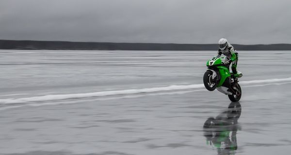Езда на заднем колесе мотоцикла по льду. Установлен новый рекорд