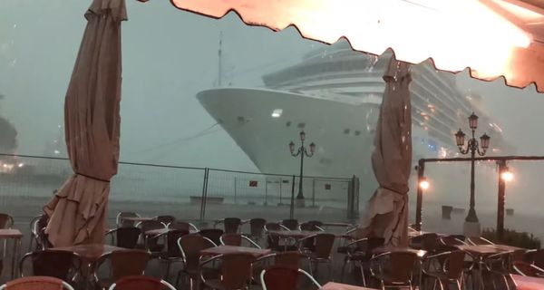 Огромный океанский лайнер внезапно появился из тумана, чуть не столкнувшись с доком в Венеции