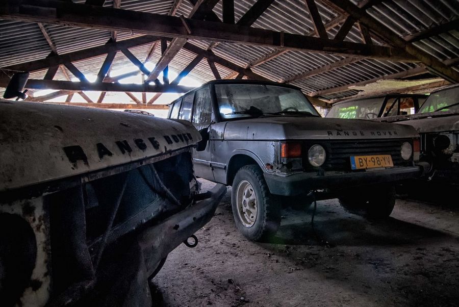 В Нидерландах нашли заброшенный гараж с забытыми Range Rover