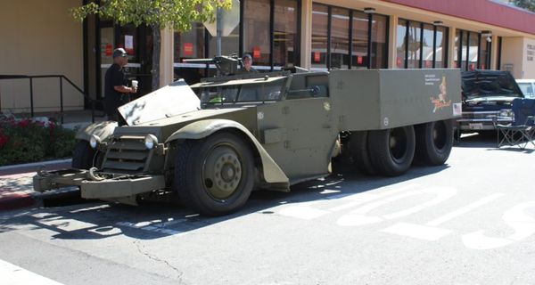 Кто-то сделал двухмоторный хотрод из военного полугусеничного грузовика M3