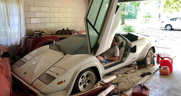 Редкий Lamborghini Countach 500S простоял в гараже под слоем пыли более 20 лет