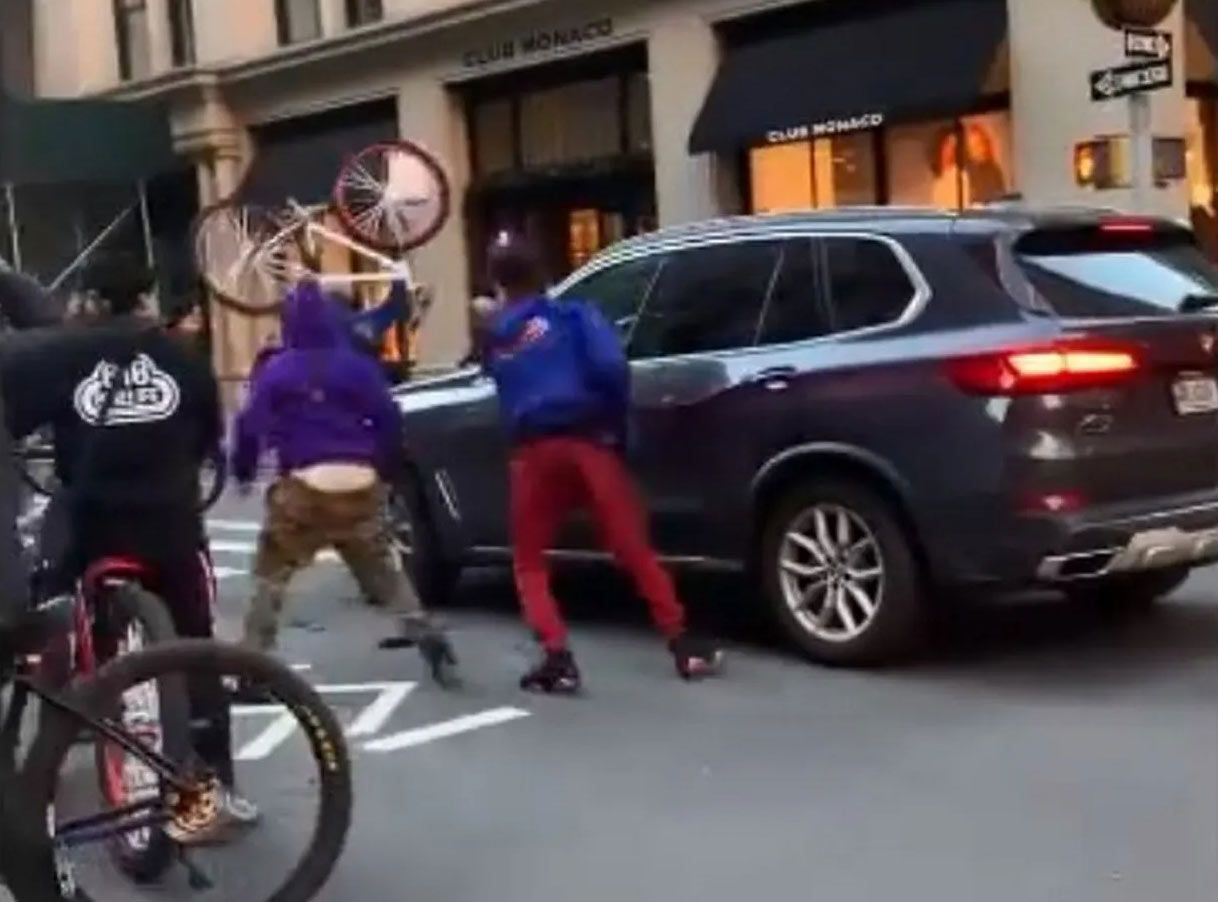 Посмотрите, как разъяренные велосипедисты крушат новенький BMW X5