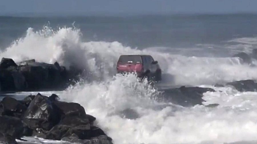 Житель Калифорнии решил проверить силу волн с помощью своего внедорожника