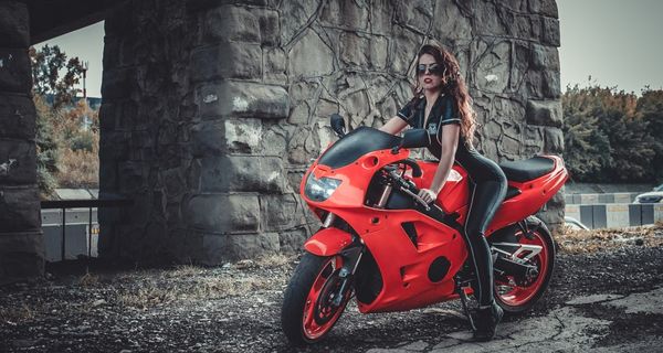 Девушка и мотоцикл из Новокузнецка