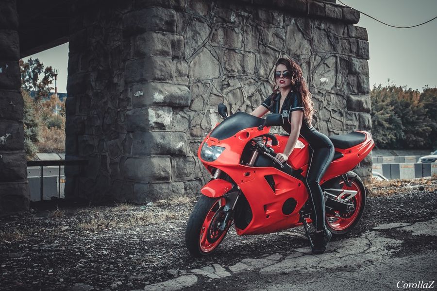 Голые девушки на мотоциклах - 89 фото