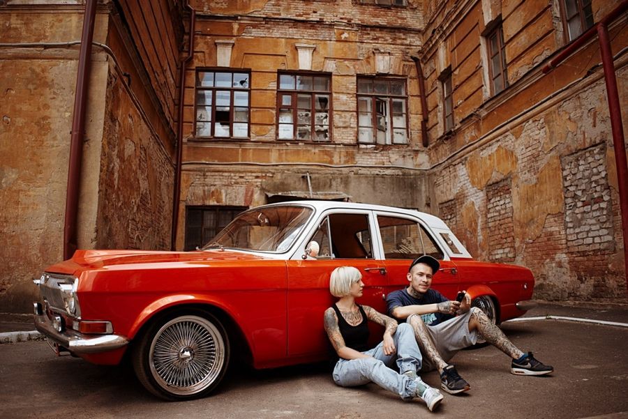 Russian lowriding for tough and ambitious - GAZ 24 orange lowriding