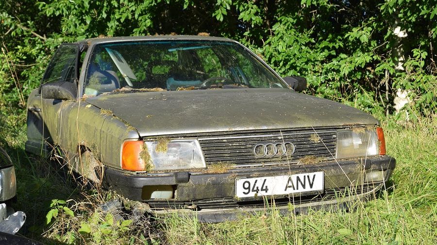 Посмотрите на первый запуск разбитого Audi 100 после 15 лет простоя