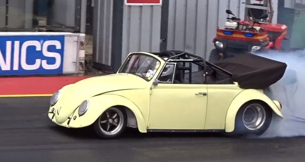 Четверть мили за 8 секунд у VW Beetle Cabrio 1960 года. Гоночный жук.