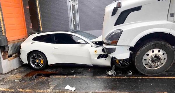 Обезумевший водитель грузовика впечатал в стену Ferrari своего босса