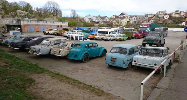 На украинской автобазе обнаружили несколько десятков ретро-автомобилей