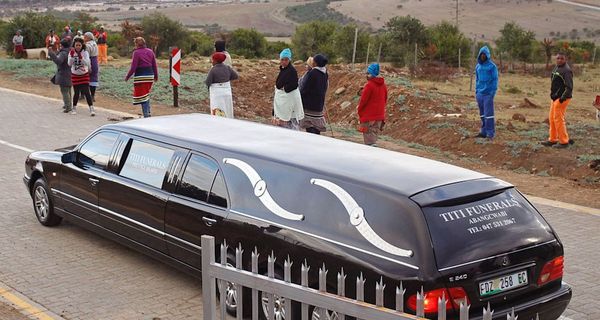 В Южной Африке сделали из Mercedes-Benz E-класса необычный восьмиколесный катафалк