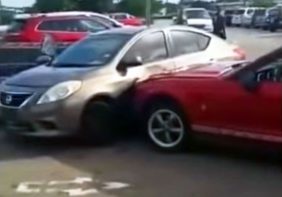 Разъяренный водитель Ford Mustang ударил автомобиль обидчика из-за парковочного места