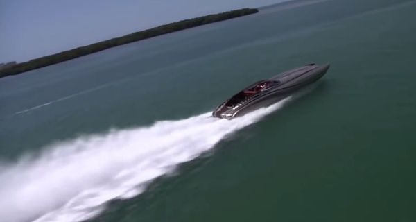 Скоростная моторная лодка с двигателем мощностью 3000л.с.