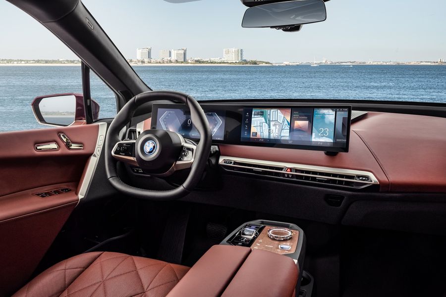 Изогнутый экран и самообучаемое «железо»: BMW представил мультимедийку iDrive нового поколения