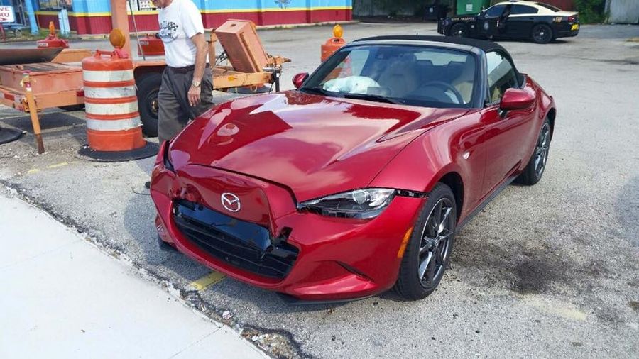 Самый первый проданный Mazda MX-5 2016 попал в аварию, не успев выехать из салона