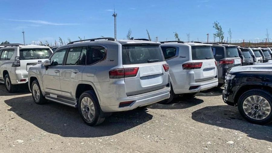 Десятки новых Toyota Land Cruiser 300 заметили на стоянке в Казахстане