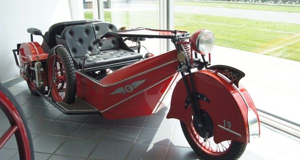 Трицикл Moto Guzzi 1934 года ?... Но так ли это? ...Или современный &quot;кастом-проект&quot;? 
